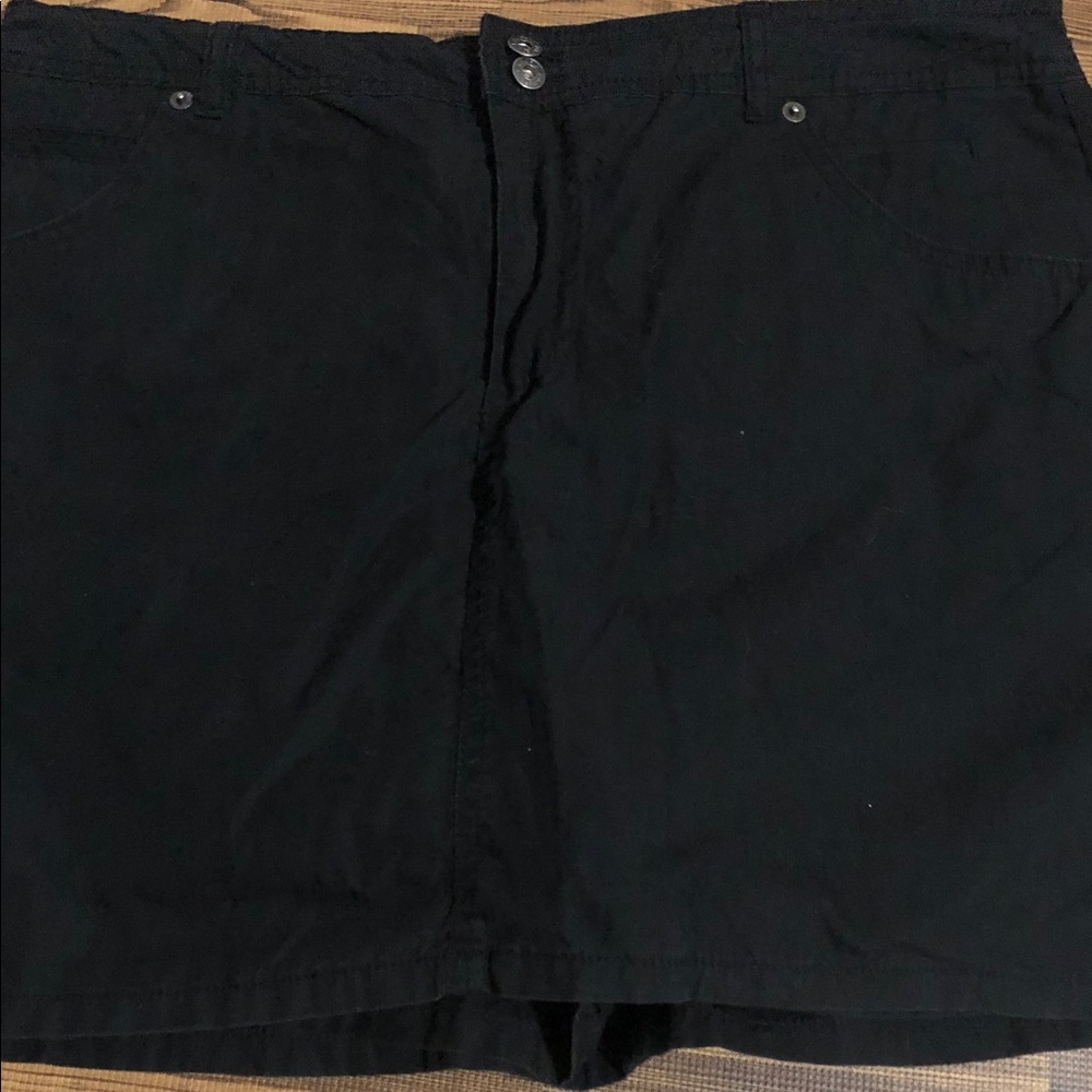 Gloria Vanderbilt Black Flat-Front Women's skort  size 14